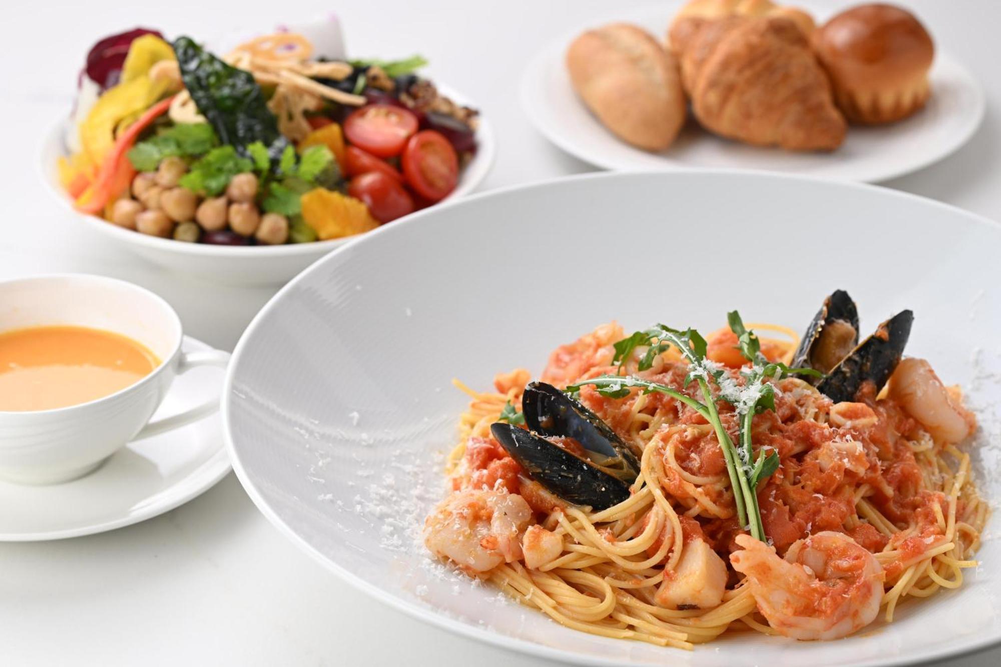 เดอะ รอยัล พาร์ค โฮเทล ไอคอนิก เกียวโต Hotel ภายนอก รูปภาพ A set meal at a restaurant in Japan