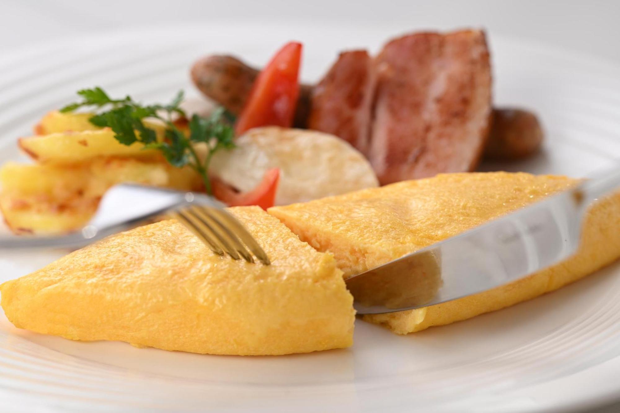 เดอะ รอยัล พาร์ค โฮเทล ไอคอนิก เกียวโต Hotel ภายนอก รูปภาพ A potato omelette